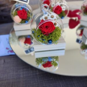 Bola pequeña de cristal  con flor preservada